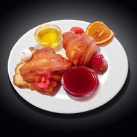 Круасан з джемом та медом