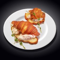 Круасан з тар-таром із лосося