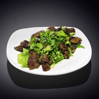 Салат з курячою печінкою та карамелізованою грушею